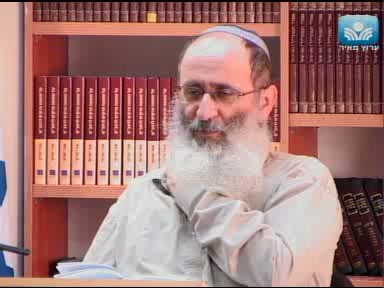 בחוץ לארץ - שב תלמד תורה . בארץ ישראל - צא לעבוד