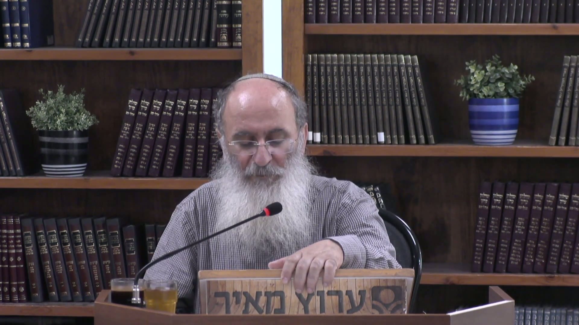 אסור לאדם שיאכל קודם שיתן מאכל לבהמתו