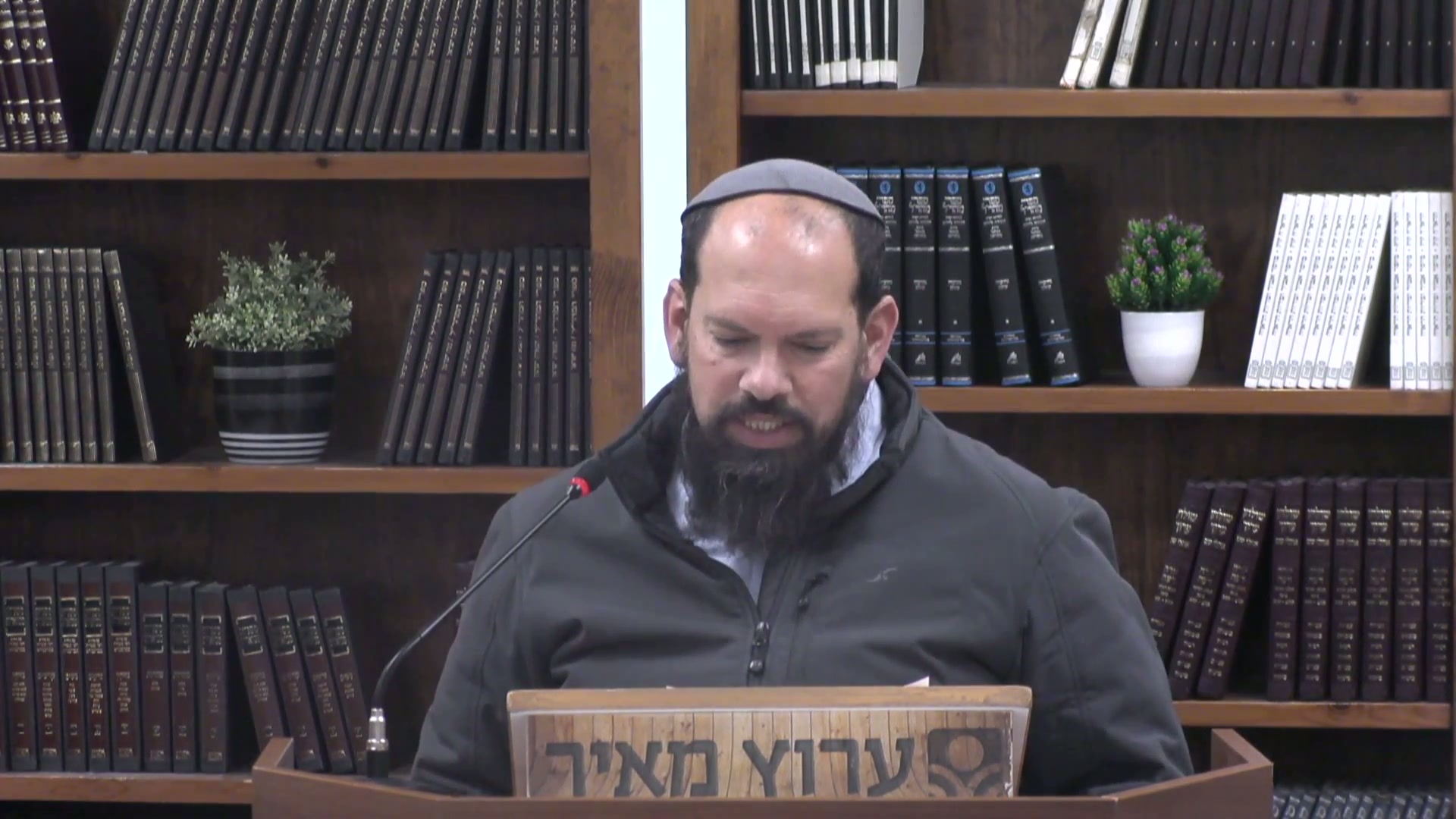 לאיזה בית כלא נכנס האדם מרצונו החופשי ?